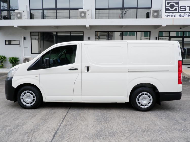 Toyota Hiace 2020 2.8 economy Van ดีเซล ไม่ติดแก๊ส เกียร์ธรรมดา ขาว รูปที่ 2