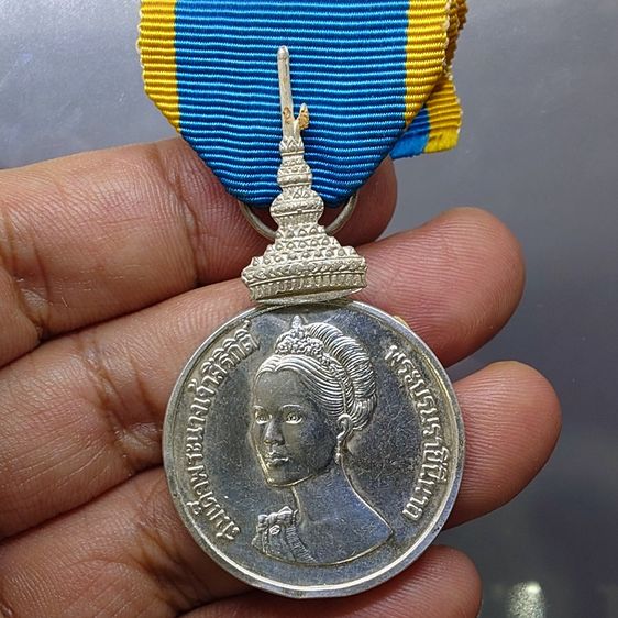 เหรียญที่ระลึกประดับแพรแถบ เฉลิมพระเกียรติสมเด็จพระนางเจ้าสิริกิติ์ พระบรมราชินีนาถ 50 พรรษา พ.ศ.2525 (แบบชาย) รูปที่ 3