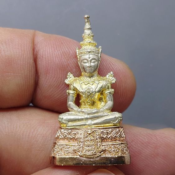 พระพุทธมหามณีรัตนปฏิมากร (พระแก้วมรกต) เนื้อเงินสามกษัตริย์ กรมสรรพสามิต ครบรอบ 64 ปี พ.ศ.2539 พร้อมกล่องเดิม รูปที่ 3