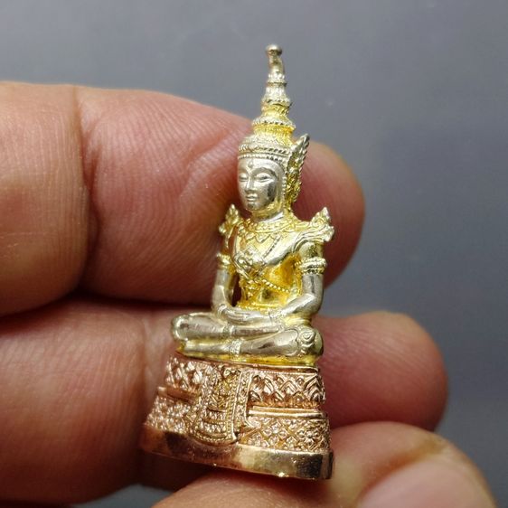 พระพุทธมหามณีรัตนปฏิมากร (พระแก้วมรกต) เนื้อเงินสามกษัตริย์ กรมสรรพสามิต ครบรอบ 64 ปี พ.ศ.2539 พร้อมกล่องเดิม รูปที่ 6