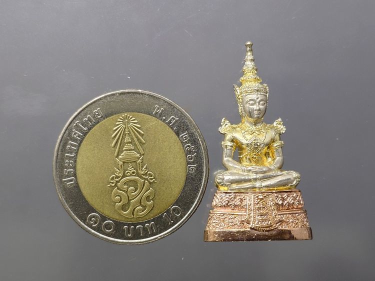 พระพุทธมหามณีรัตนปฏิมากร (พระแก้วมรกต) เนื้อเงินสามกษัตริย์ กรมสรรพสามิต ครบรอบ 64 ปี พ.ศ.2539 พร้อมกล่องเดิม รูปที่ 8