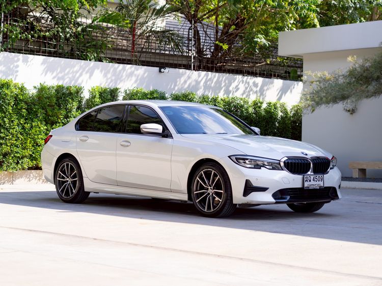 รถ BMW Series 3 320d สี ขาว