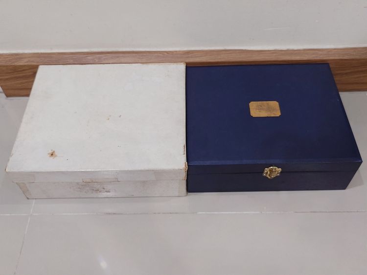 ชุดเหรียญที่ระลึกเฉลิมสัมพันธไมตรีราชวงศ์ไทยและราชวงศ์อังกฤษ (เนื้อเงินขัดเงา) พ.ศ.2539 พร้อมกล่อง หนังสือ ใบเซอร์ รูปที่ 7