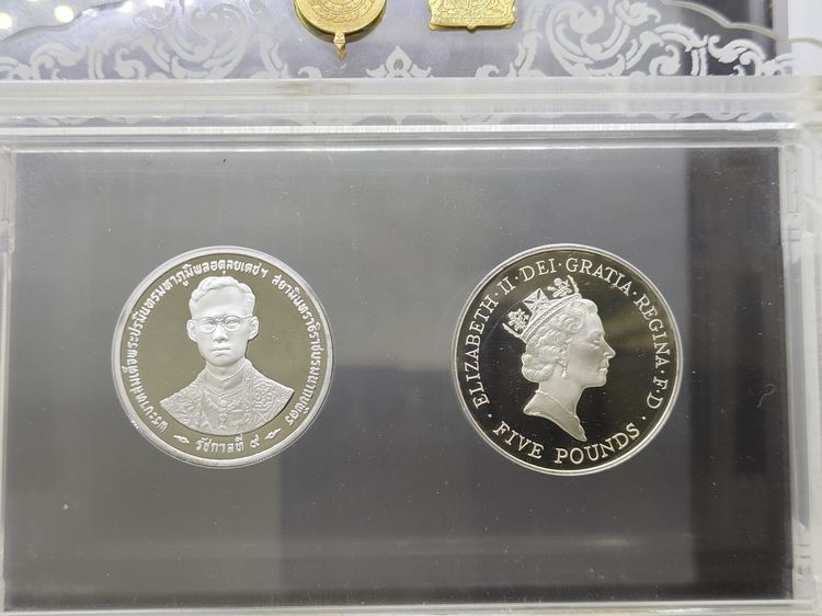 ชุดเหรียญที่ระลึกเฉลิมสัมพันธไมตรีราชวงศ์ไทยและราชวงศ์อังกฤษ (เนื้อเงินขัดเงา) พ.ศ.2539 พร้อมกล่อง หนังสือ ใบเซอร์ รูปที่ 5