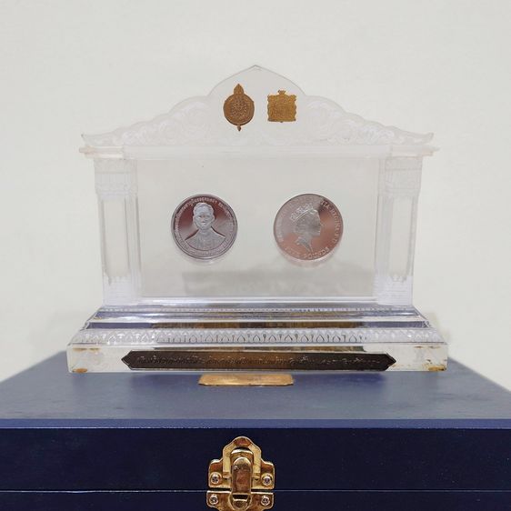 เหรียญไทย ชุดเหรียญที่ระลึกเฉลิมสัมพันธไมตรีราชวงศ์ไทยและราชวงศ์อังกฤษ (เนื้อเงินขัดเงา) พ.ศ.2539 พร้อมกล่อง หนังสือ ใบเซอร์