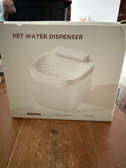 ชาม ที่ให้อาหารและน้ำพุ น้ำพุแมว