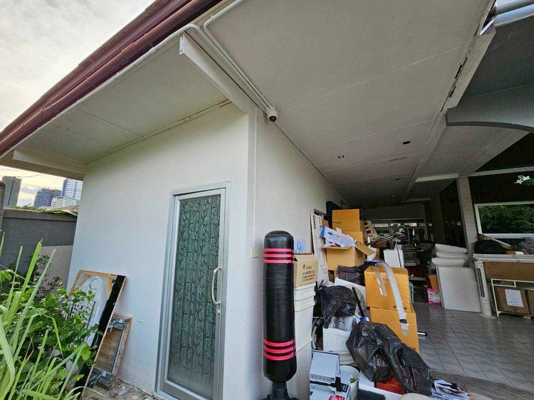 อื่นๆ ไม่มี สร้างเสร็จก่อน 2010 ให้เช่าบ้านสวน 2 ชั้นกลางเมือง บรรยากาศร่มรื่น เป็นส่วนตัว ใกล้รถไฟฟ้า เหมาะสำหรับอยู่อาศัย ทำคาเฟ่ หรือเปิดร้านอาหาร ใกล้เซ็นทรัลลาดพร้าว รูปที่ 2