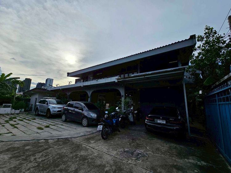 อื่นๆ ไม่มี สร้างเสร็จก่อน 2010 ให้เช่าบ้านสวน 2 ชั้นกลางเมือง บรรยากาศร่มรื่น เป็นส่วนตัว ใกล้รถไฟฟ้า เหมาะสำหรับอยู่อาศัย ทำคาเฟ่ หรือเปิดร้านอาหาร ใกล้เซ็นทรัลลาดพร้าว รูปที่ 3
