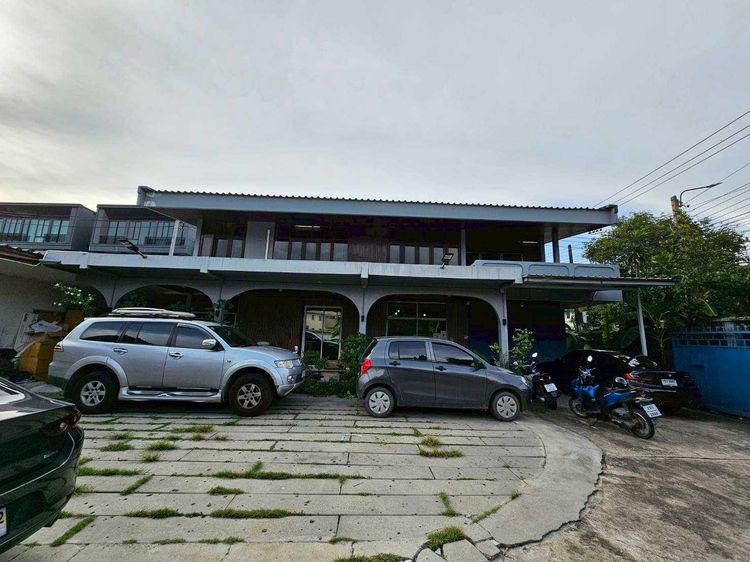 อื่นๆ ไม่มี สร้างเสร็จก่อน 2010 ให้เช่าบ้านสวน 2 ชั้นกลางเมือง บรรยากาศร่มรื่น เป็นส่วนตัว ใกล้รถไฟฟ้า เหมาะสำหรับอยู่อาศัย ทำคาเฟ่ หรือเปิดร้านอาหาร ใกล้เซ็นทรัลลาดพร้าว รูปที่ 4