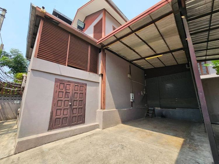 Sale Land  204 sq.wah so bigger plot land with old house near Central Latphrao ขายที่ดินพร้อมบ้านครึ่งไร่ ใกล้ห้างเซ็นทรัลลาดพร้าว