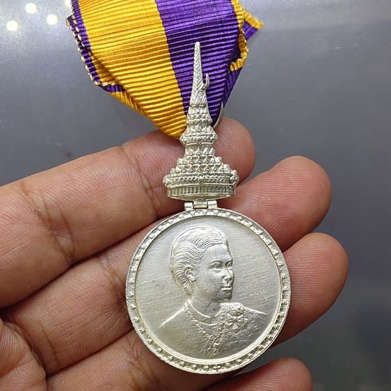 เหรียญที่ระลึกประดับแพร พระราชพิธีสถาปนาสมเด็จพระเทพรัตนราชสุดาฯ สยามบรมราชกุมารี พ.ศ.2520 แบบชาย รูปที่ 3