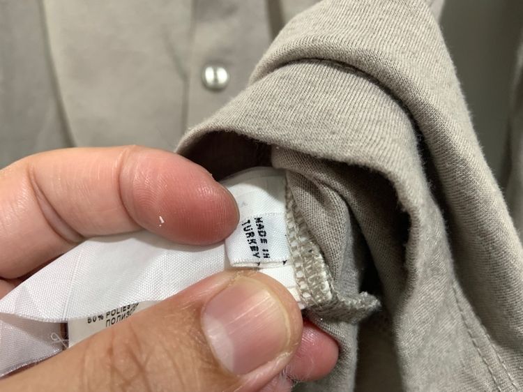 เสื้อเชิ๊ตแขนยาว ARMANI แท้ 💯 size L ขนาด อก 21.5 ยาว 28 นิ้ว สภาพดีมาก ทรงสวย ดีเทลรายละเอียดดี เนื้อผ้าดีมาก หายากน่าสะสมครับ รูปที่ 4