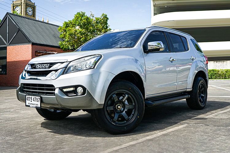 รถ Isuzu MU-X 3.0 สี เทา