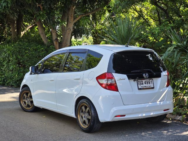 Honda Jazz 2011 1.5 V Plus i-VTEC Sedan เบนซิน ไม่ติดแก๊ส เกียร์อัตโนมัติ ขาว รูปที่ 2