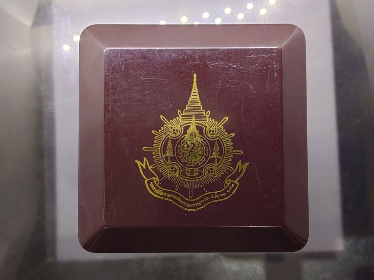 เหรียญพระพุทธโสธร หลัง ตราสัญลักษณ์ ภปร เนื้อเงินขัดเงาพ่นทราย ที่ระลึกเปิดอาคารหลวงพ่อพระพุทธโสธร โรงพยาบาลเมืองฉะเชิงเทรา ปี2542 พร้อมกล่อ รูปที่ 8