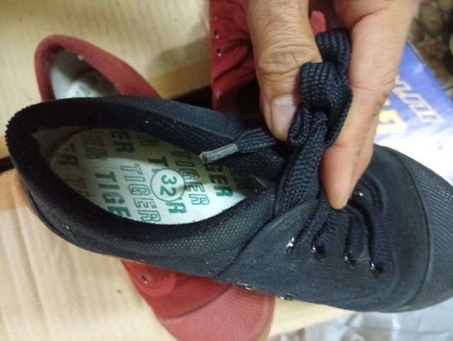 รองเท้านักเรียน เบอร์32  2คู่ รูปที่ 10