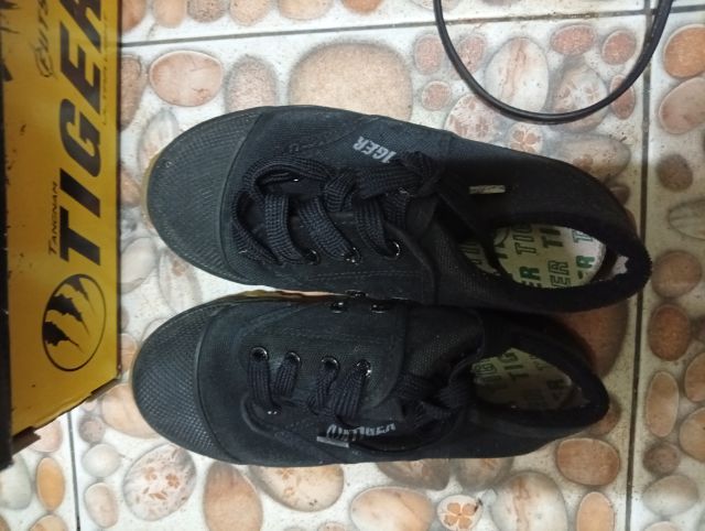 รองเท้านักเรียน เบอร์32  2คู่