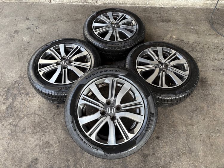 ล้อแม็กขอบ15 HONDA CITY มีรอยตามการใช้งาน พร้อมยางPIRELLI185-60-15 ปี20
