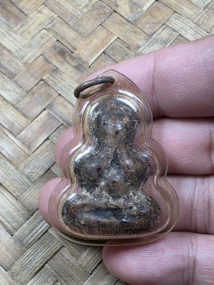 พระปิดตาหลวงปู่เอี่ยมเก่าๆ