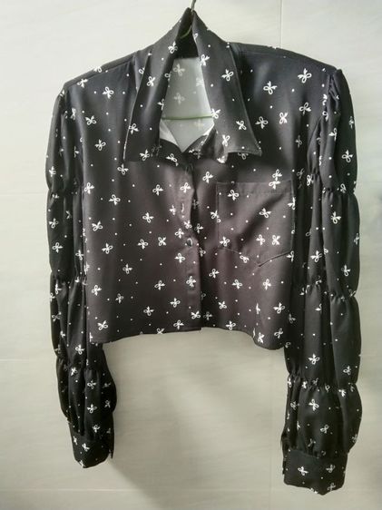 M เสื้อเชิ้ตและเสื้อผู้หญิง เสื้อดำเอวลอยแขนยาว ลายโบว์