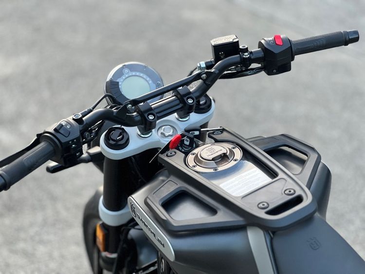 Husqvarna Svartpilen200 สวยจัด 800km รูปที่ 10