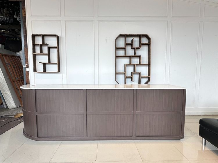 เคาน์เตอร์ 3 ช่องวางของ ท็อปหินอ่อนเทียมสีขาว โครงไม้ MDF สีน้ำตาล