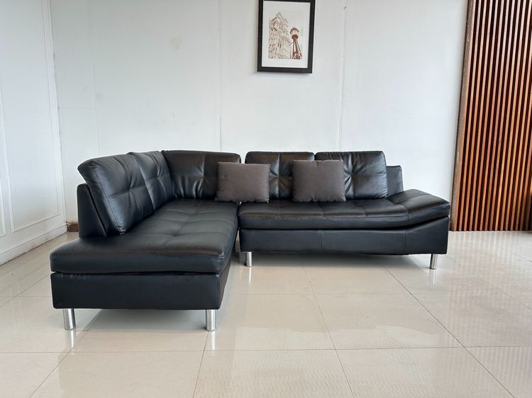 โซฟาเข้ามุม เบาะหนัง PU สีดำดึงดุม โครงไม้ MDF ขาเหล็ก 