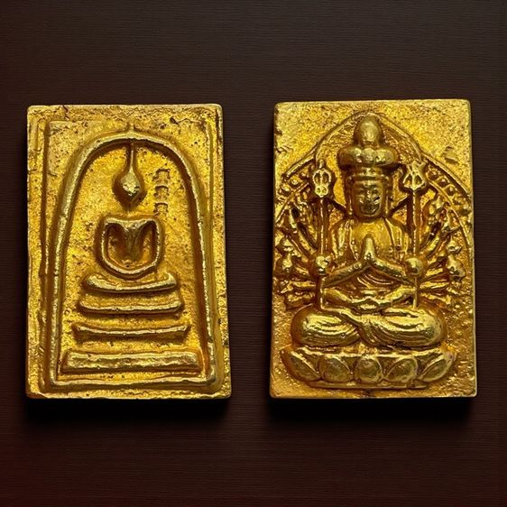 พระสมเด็จวัดระฆังพิมพ์ใหญ่หลังเจ้าแม่กวนอิมพิมพ์พันมือ โค้ตอักษรจีนสามตัวเนื้อโลหะเปียกทอง