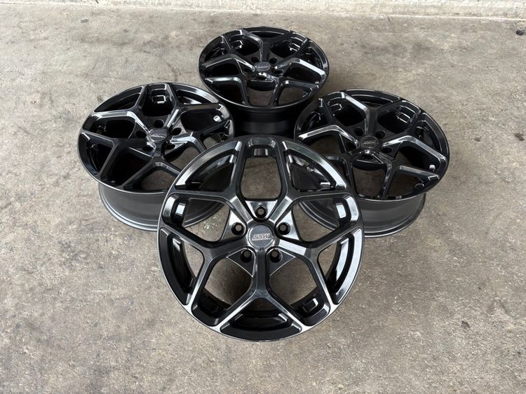 ล้อแม็กขอบ17 SSW 5รู114 กว้าง7 ออฟ35 สีดำเงา งานไทย สภาพสวยมากๆ (ล้อทำสีมาใหม่เพื่อความสวยงาม ไม่มีซ่อม)