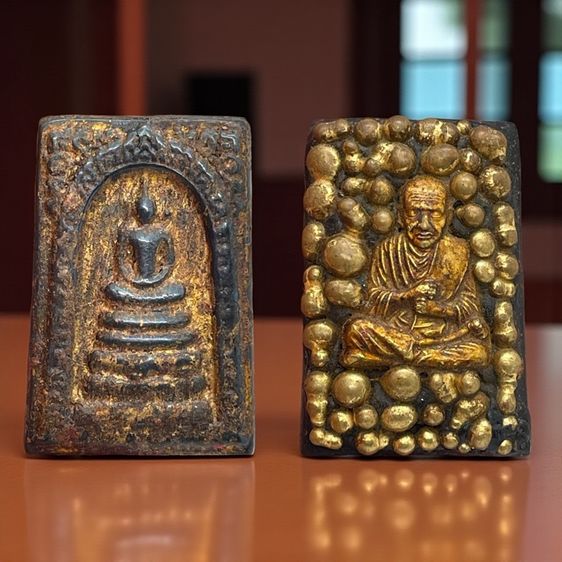 ขายแล้ว พระสมเด็จพิมพ์ใหญ่ ซุ้มครอบแก้วลายไทย เนื้อเมกะพัด – หลังฝังแร่ทอง พร้อมสมเด็จโตลงรักปิดทอง ผิวเดิมสวย 