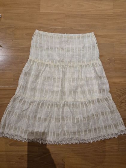 กระโปรงลูกไม้ยาวคลุมเข่า