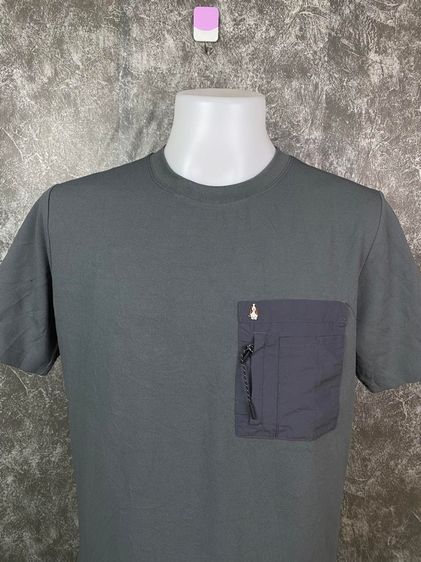 เสื้อยืด Hush Puppies กระเป๋าอกซ้าย แท้ 💯 size L ขนาด อก 22-23 ยาว 28 นิ้ว สภาพใหม่มาก ดีเทลสวย เนื้อผ้านิ่มยืดหนุ่นดี หายากน่าสะสมครับ รูปที่ 3