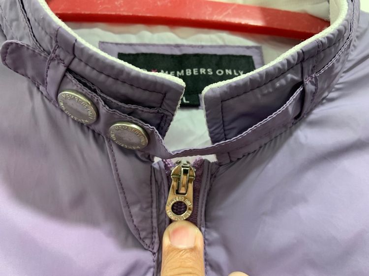 เสื้อกันหนาว Members only jacket vintage แท้ 💯 size L ขนาด อก 22 ยาว 26 นิ้ว สภาพใหม่มาก ทรงสวย ดีเทลสวย มีซัปในผ้านิ่มหายากน่าสะสมครับ รูปที่ 4