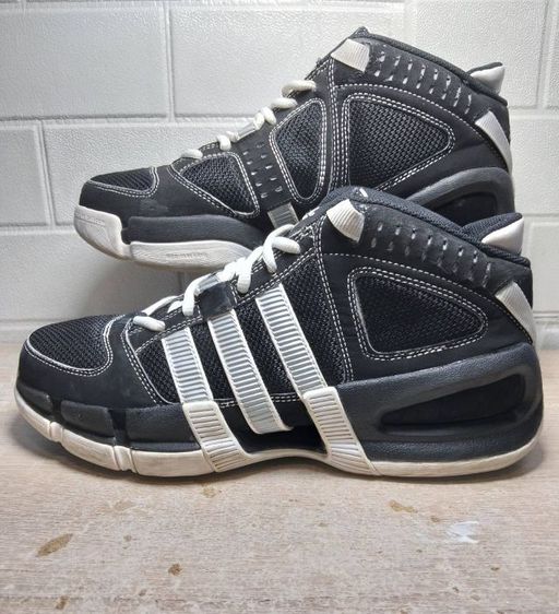 รองเท้ากีฬาหุ้มข้อมือสอง adidas เบอร์ 42 ยาว 26cm .สภาพดี พร้อมใช้งาน