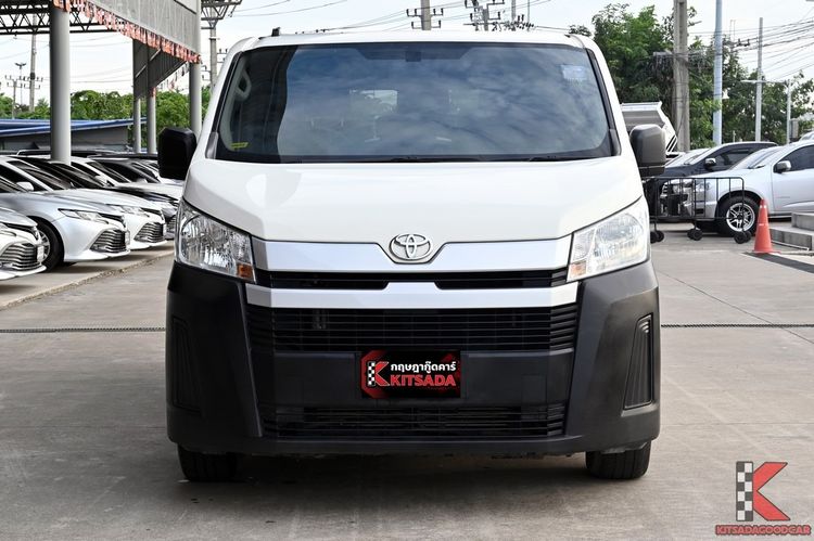Toyota Hiace 2022 2.8 economy Van ดีเซล ไม่ติดแก๊ส เกียร์ธรรมดา ขาว รูปที่ 2