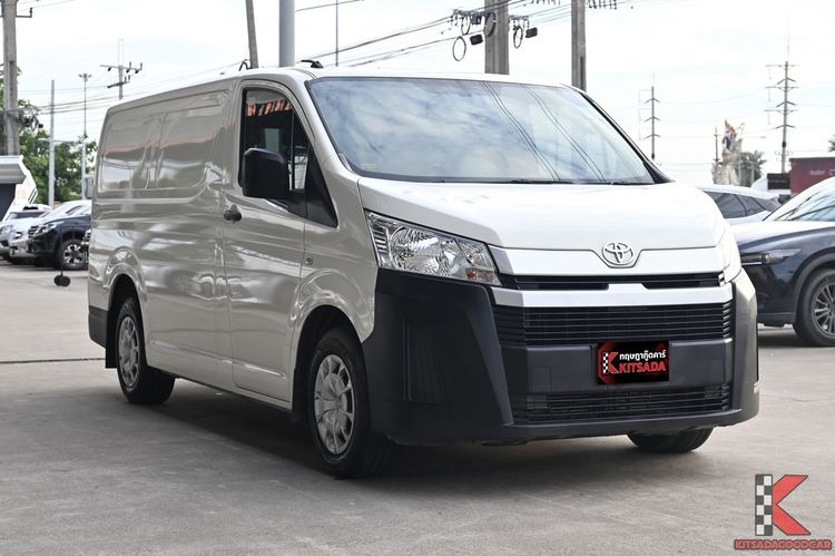 Toyota Hiace 2022 2.8 economy Van ดีเซล ไม่ติดแก๊ส เกียร์ธรรมดา ขาว
