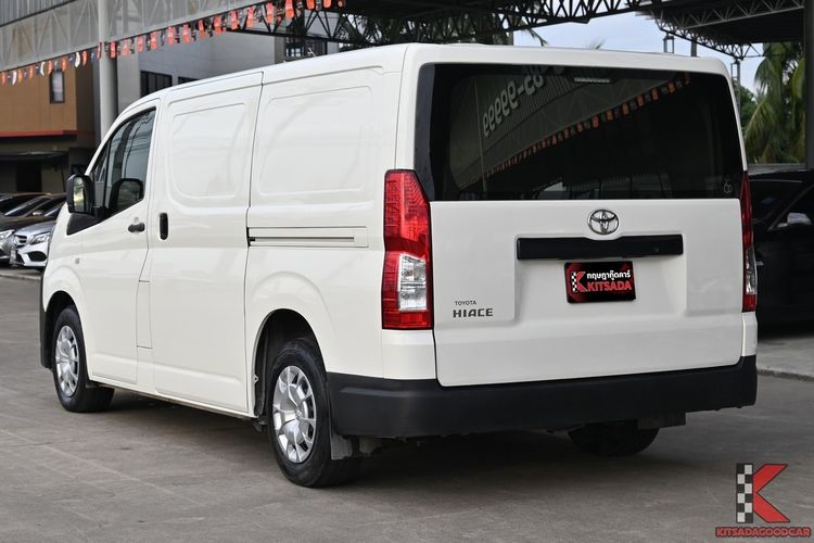 Toyota Hiace 2022 2.8 economy Van ดีเซล ไม่ติดแก๊ส เกียร์ธรรมดา ขาว รูปที่ 3