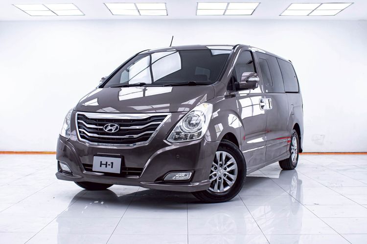 รถ Hyundai H-1  2.5 Deluxe สี น้ำตาล