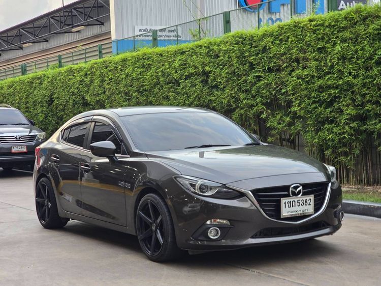 รถ Mazda Mazda3 2.0 C สี น้ำตาล