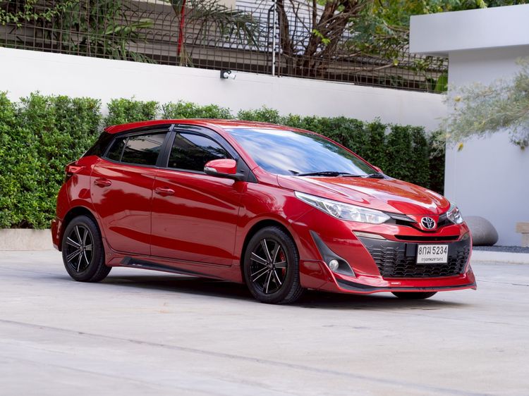 รถ Toyota Yaris 1.2 E สี แดง