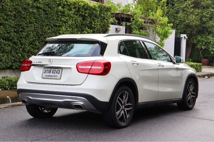 Mercedes-Benz GLA-Class 2016 GLA200 Sedan เบนซิน ไม่ติดแก๊ส เกียร์อัตโนมัติ ขาว รูปที่ 4