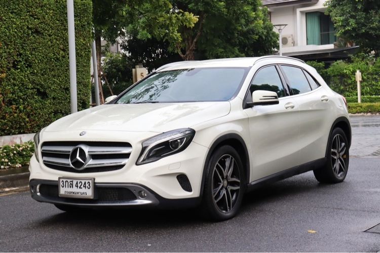 Mercedes-Benz GLA-Class 2016 GLA200 Sedan เบนซิน ไม่ติดแก๊ส เกียร์อัตโนมัติ ขาว รูปที่ 2