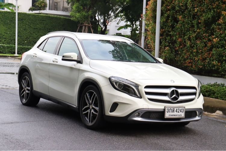 Mercedes-Benz GLA-Class 2016 GLA200 Sedan เบนซิน ไม่ติดแก๊ส เกียร์อัตโนมัติ ขาว รูปที่ 3