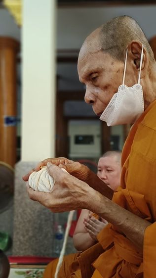 หลวงปู่ทิม อิสริโก วัดละหารไร่ จ.ระยอง เหรียญเจริญพรล่าง เนื้อทองเหลืองลงยาจีวรเหลือง ปี 2566 รูปที่ 9