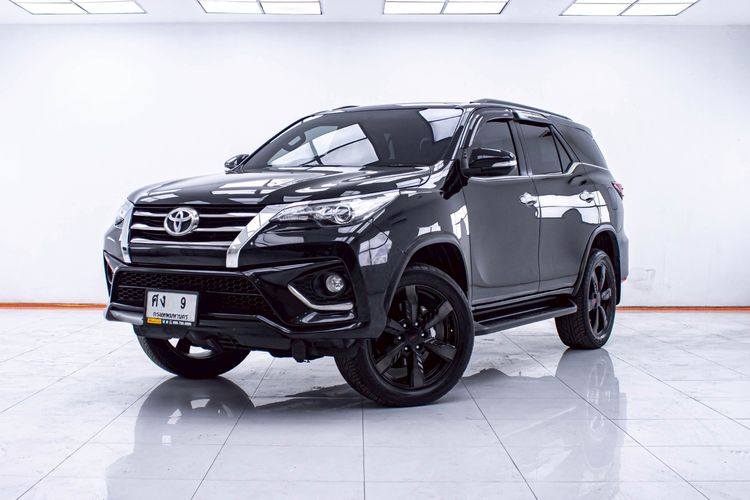 รถ Toyota Fortuner 2.8 TRD Sportivo สี ดำ