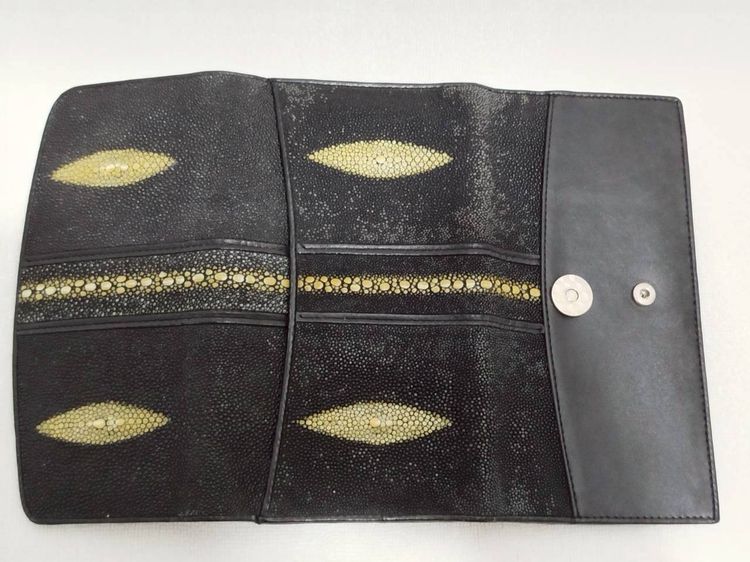 (ของแท้) กระเป๋าสตางค์หนังปลากระเบน แบบยาว สีดำ. รูปที่ 6