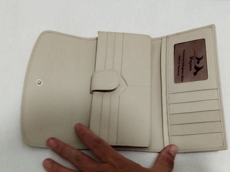 (ของแท้) กระเป๋าสตางค์หนังปลากระเบน แบบยาว 3 พับ สีครีมลาย. รูปที่ 6