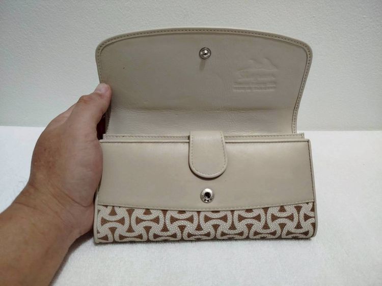 (ของแท้) กระเป๋าสตางค์หนังปลากระเบน แบบยาว 3 พับ สีครีมลาย. รูปที่ 5