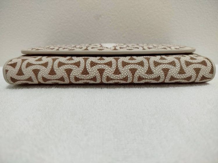 (ของแท้) กระเป๋าสตางค์หนังปลากระเบน แบบยาว 3 พับ สีครีมลาย. รูปที่ 4