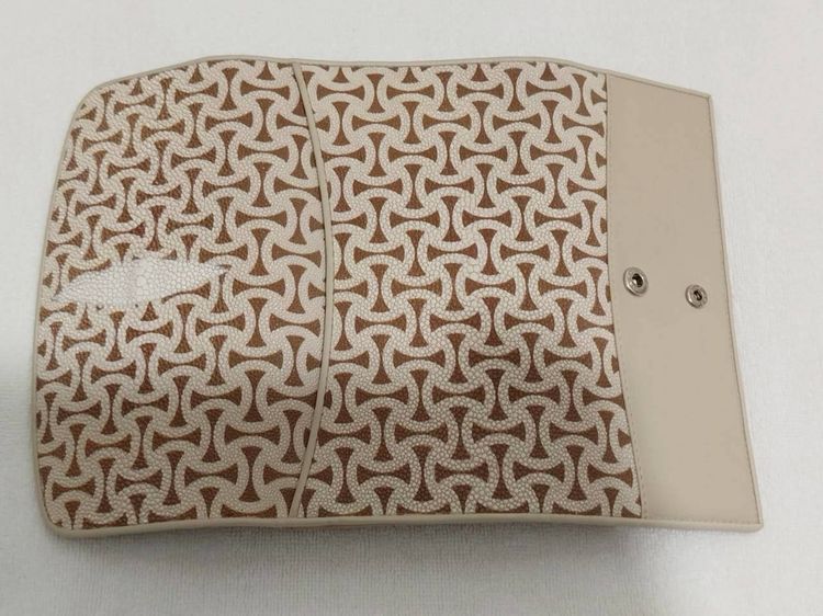 (ของแท้) กระเป๋าสตางค์หนังปลากระเบน แบบยาว 3 พับ สีครีมลาย. รูปที่ 7